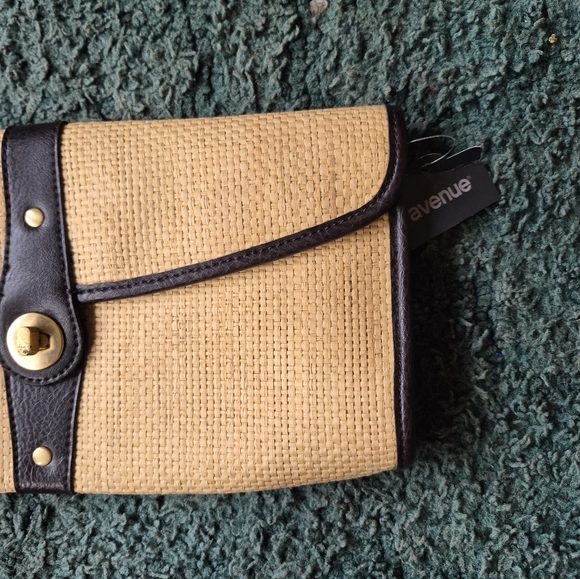 Avenue Tan and Black Clutch NWT - Picture 3 of 11